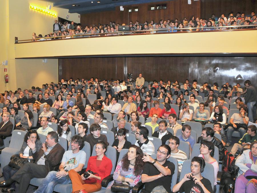 Público asistente a la conferencia de Sir Harold Walter Kroto Público asistente a la conferencia de Sir Harold Walter Kroto