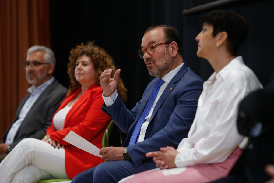 O acto estivo presidido polo reitor Antonio López Díaz. FOTO: Carlos Castro O acto estivo presidido polo reitor Antonio López Díaz