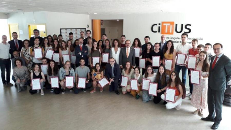 Os centros singulares de investigación da USC entregaron as credenciais aos 40 bolseiros do programa de Bolsas de Verán Os centros singulares de investigación da USC entregaron as credenciais aos 40 bolseiros do programa de Bolsas de Verán