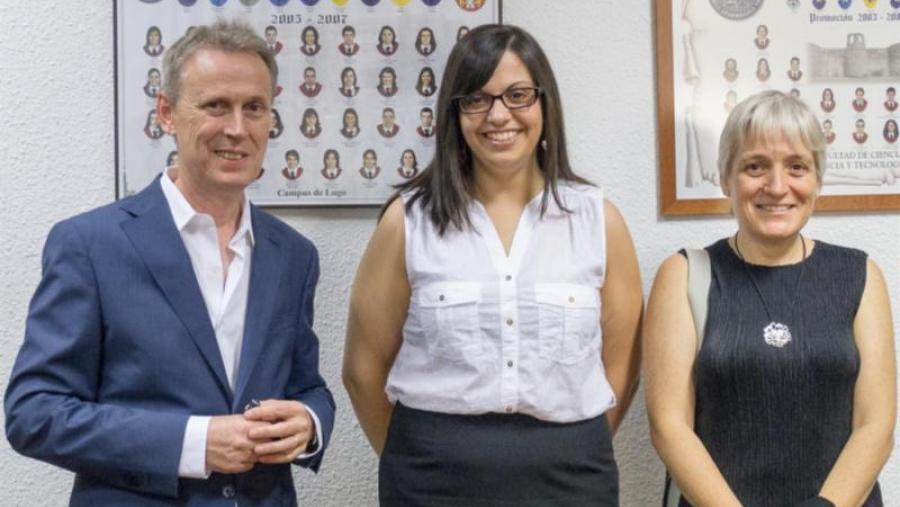 Sonia Freire, entre os directores da súa tese, os profesores Wajih Al-Soufi e Mercedes Novo, na Facultade de Ciencias Sonia Freire, entre os directores da súa tese, os profesores Wajih Al-Soufi e Mercedes Novo, na Facultade de Ciencias