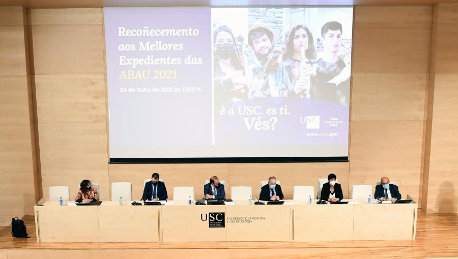 A sesión celebrouse no Salón de Actos da Facultade de Medicina. Foto: Santi Alvite Mesa presidencial