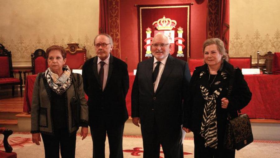 De esquerda a dereita: Mª Luisa Perez Fariña, Manuel Núñez Rodríguez, Andrés Precedo Ledo e Mª Isabel Fernández Justo (Foto: SERVIMAV-USC) De esquerda a dereita: Mª Luisa Perez Fariña, Manuel Núñez Rodríguez, Andrés Precedo Ledo e Mª Isabel Fernández Justo (Foto: SERVIMAV-USC)