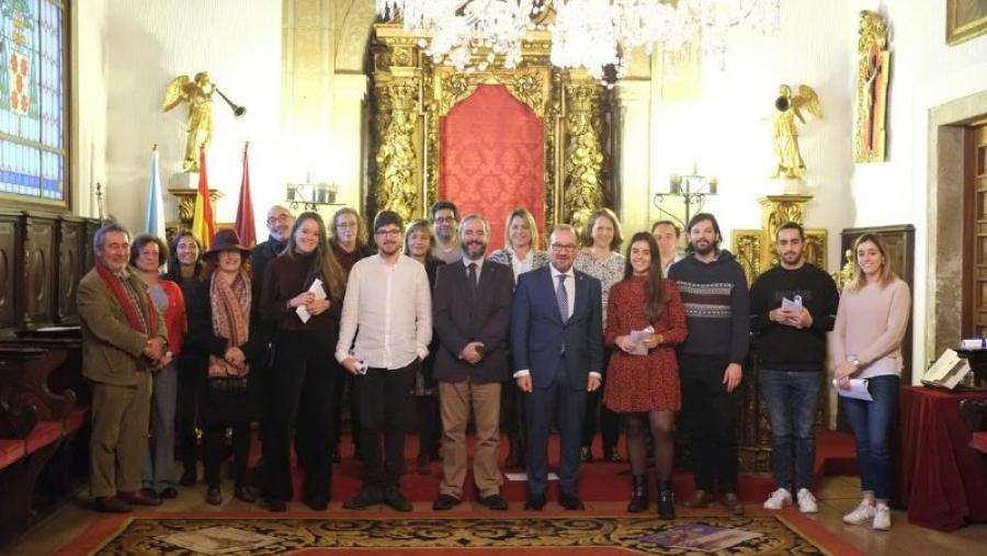 Os premiados posan coas autoridades académicas e familiares. Foto: Servimav-USC Os premiados posan coas autoridades académicas e familiares. Foto: Servimav-USC