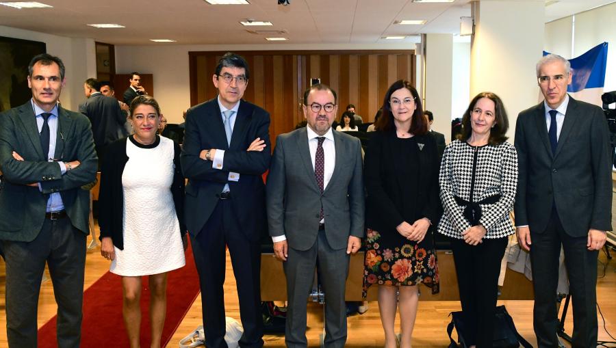 De esquerda a dereita, os profesores da USC Daniel Neira e Maite Cancelo; o presidente da CGC, Ignacio López; o reitor Antonio López; a presidenta da CNMC, Cani Fernández; a decana de Dereito, Ana Gude; e o vicepresidente da Xunta de Galicia, Francisco Conde. FOTO: Santi Alvite De esquerda a dereita, os profesores da USC Daniel Neira e Maite Cancelo; o presidente da CGC, Ignacio López; o reitor Antonio López; a presidenta da CNMC, Cani Fernández; a decana de Dereito, Ana Gude; e o vicepresidente da Xunta de Galicia, Francisco Conde. FOTO: Santi Alvite
