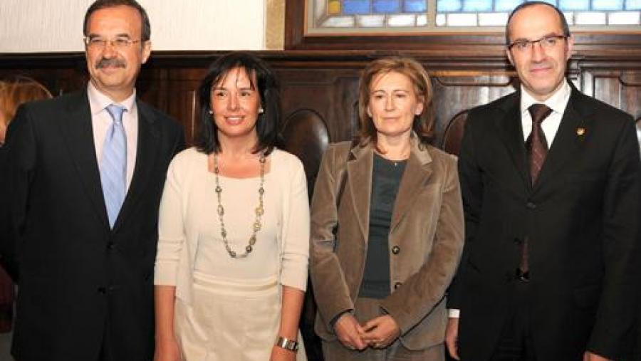 O reitor e Juan Lema, xunto coas profesoras María José Carreira e María Teresa Moreira que completan o equipo de dirección O reitor e Juan Lema, xunto coas profesoras María José Carreira e María Teresa Moreira que completan o equipo de dirección