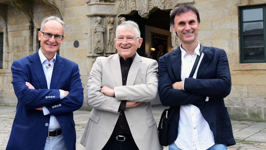 O Premio Nobel co profesor Jorge Mira (á dereita) e o investigador José María de Teresa. Foto: Santi Alvite O Premio Nobel co profesor Jorge Mira, á dereita, e o investigador José María de Teresa. Foto: Santi Alvite