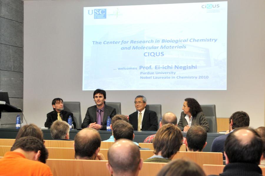 Xuntanza de Ei-ichi Negishi con investigadores Xuntanza de Ei-ichi Negishi con investigadores