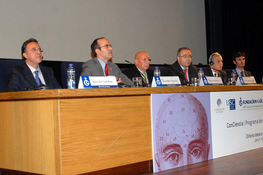 Mesa presidencial durante la conferencia de John F. Nash Jr. Mesa presidencial durante la conferencia de John F. Nash Jr.