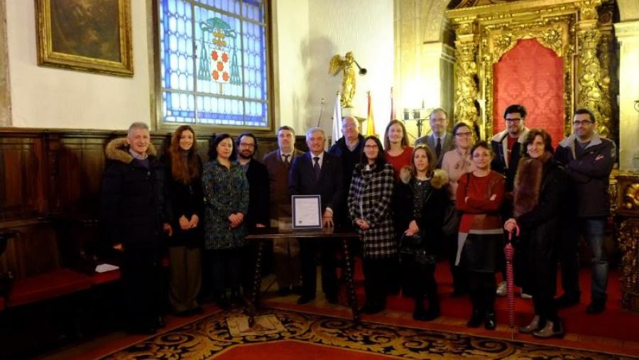 Foto de grupo do equipo de goberno con reponsables do centro e persoal implicados na consecución do selo. Foto: Servimav Foto de grupo do equipo de goberno con reponsables do centro e persoal implicados na consecución do selo. Foto: Servimav