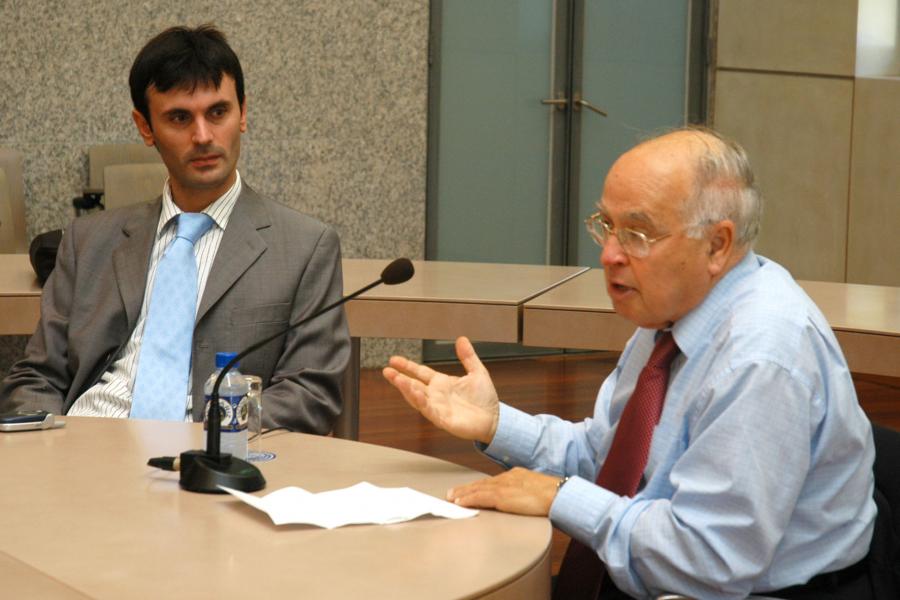 Jorge Mira y Sir Michael Francis Atiyah en el encuentro con investigadores Jorge Mira y Sir Michael Francis Atiyah en el encuentro con investigadores