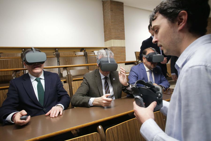 Un docente instrúe no manexo das gafas de realidade virtual a Rodríguez, Rueda e López, en Veterinaria Un docente instrúe no manexo das gafas de realidade virtual a Rodríguez, Rueda e López, en Veterinaria