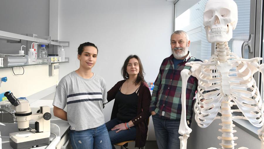 Olalla López Costas, xunto con Noemí Álvarez Fernández (esquerda da imaxe) e Antonio Martínez Cortizas, investigadores do grupo EcoPast da USC. FOTO: Santi Alvite Olalla López Costas, xunto con Noemí Álvarez Fernández (esquerda da imaxe) e Antonio Martínez Cortizas, investigadores do grupo EcoPast da USC. FOTO: Santi Alvite