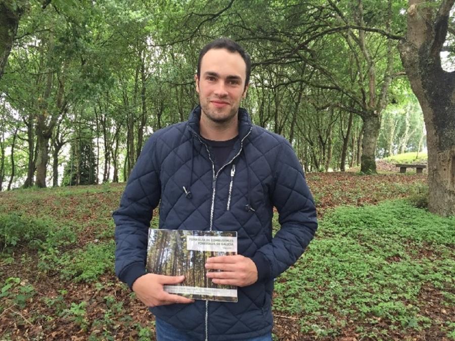 Stéfano Arellano, coa súa guía de combustibles forestais, nunha imaxe de arquivo no Campus de Lugo Stéfano Arellano, coa súa guía de combustibles forestais, nunha imaxe de arquivo no Campus de Lugo