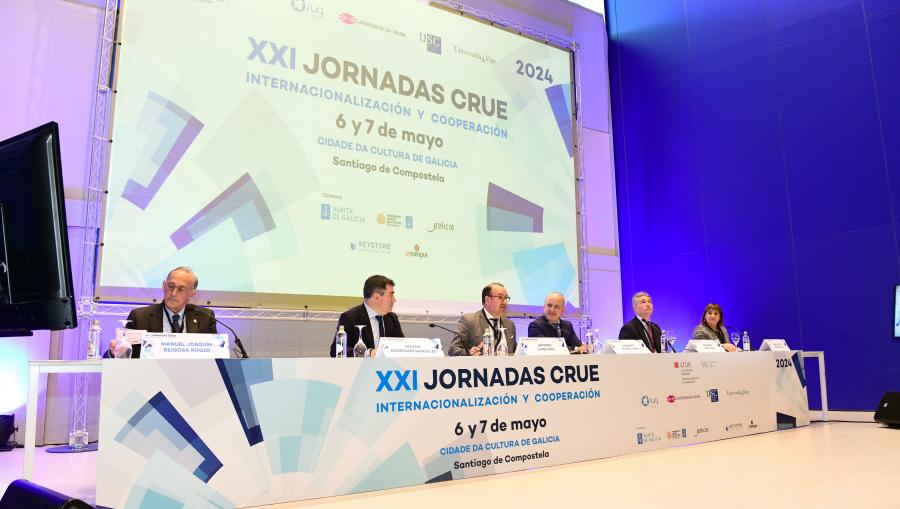 No acto inaugural interviñeron os tres reitores galegos, xunto co presidente da sectorial do CRUE, o conselleiro de Educación e a vicerreitora de Internacionalización da USC. Foto: Santi Alvite No acto inaugural interviñeron os tres reitores galegos, xunto co presidente da sectorial do CRUE, o conselleiro de Educación e a vicerreitora de Internacionalización da USC. Foto: Santi Alvite