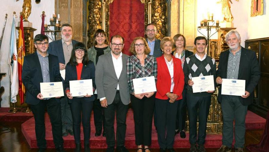 O reitor, no centro, xuntos cos representantes dos equipos decanais dos centros premiados. Foto. Santi Alvite O reitor, no centro, xuntos cos representantes dos equipos decanais dos centros premiados. Foto. Santi Alvite