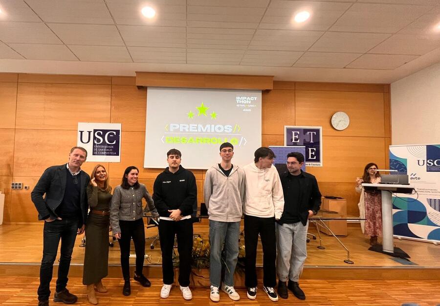 O equipo da app EstudIa, gañador na categoría de emprendemento, posa con membros do xurado O equipo da app EstudIa, gañador na categoría de emprendemento, posa con membros do xurado