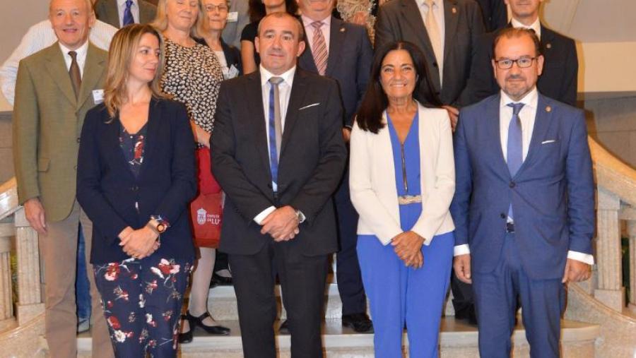 Foto de familia da recepción institucional ofrecida na Deputación de Lugo ó comité de expertos da EAEVE Foto de familia da recepción institucional ofrecida na Deputación de Lugo ó comité de expertos da EAEVE