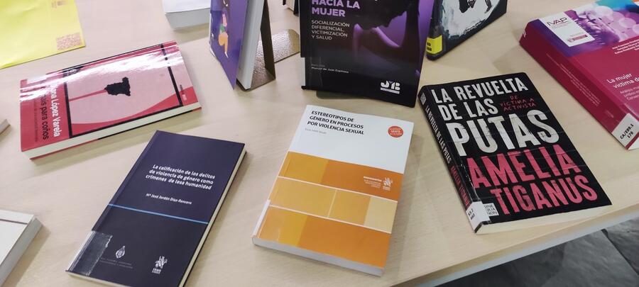 A mostra atópase no andar de acceso á biblioteca A mostra atópase no andar de acceso á biblioteca