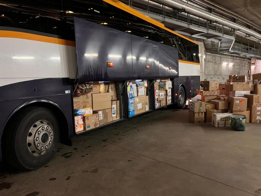 Profesorado da USC pertencente ao equipo de Investigacións Políticas viaxou a Polonia, acompañado polo alcalde do Concello de Ares, Julio Iglesias, dous bombeiros voluntarios e un membro de protección civil para levar máis de cinco toneladas de material humanitario a este país limítrofe con Ucraína Profesorado da USC pertencente ao equipo de Investigacións Políticas viaxou a Polonia, acompañado polo alcalde do Concello de Ares, Julio Iglesias, dous bombeiros voluntarios e un membro de protección civil para levar máis de cinco toneladas de material humanitario a este país limítrofe con Ucraína