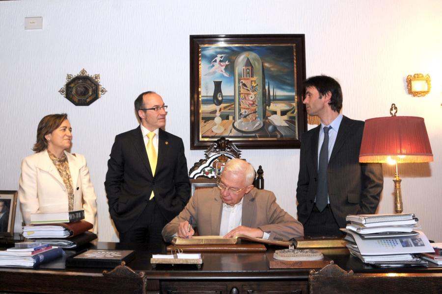 Jean-Marie Lehn asinando no libro de honra da USC Jean-Marie Lehn asinando no libro de honra da USC