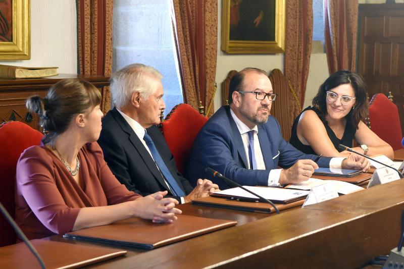 USC e Aresa asinan o convenio para a convocatoria da edición 2018 do Premio Aresa de Desenvolvemento Rural USC e Aresa asinan o convenio para a convocatoria da edición 2018 do Premio Aresa de Desenvolvemento Rural