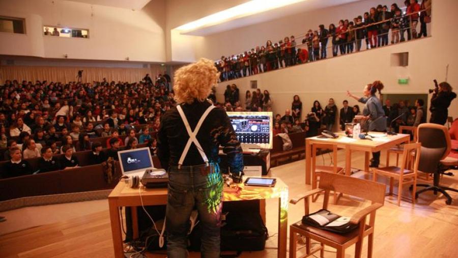 Radio campUSCulturae on line comeza a súas emisións cun programa en directo diante de 400 escolares en Compostela Radio campUSCulturae on line comeza a súas emisións cun programa en directo diante de 400 escolares en Compostela