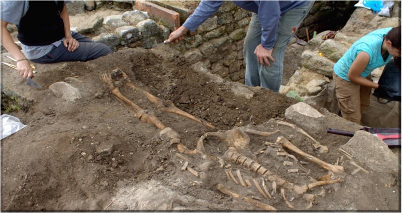 Investigadores de Vigo e Santiago descobren unha gran mostra de peixe de hai 1.700 anos e restos óseos de sete persoas en Adro Vello Investigadores de Vigo e Santiago descobren unha gran mostra de peixe de hai 1.700 anos e restos óseos de sete persoas en Adro Vello