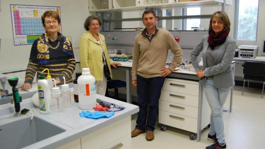 Isabel Fernández, Esther Gómez, Marcelino Maneiro e Laura Rodríguez, nos laboratorios da Facultade de Ciencias Isabel Fernández, Esther Gómez, Marcelino Maneiro e Laura Rodríguez, nos laboratorios da Facultade de Ciencias