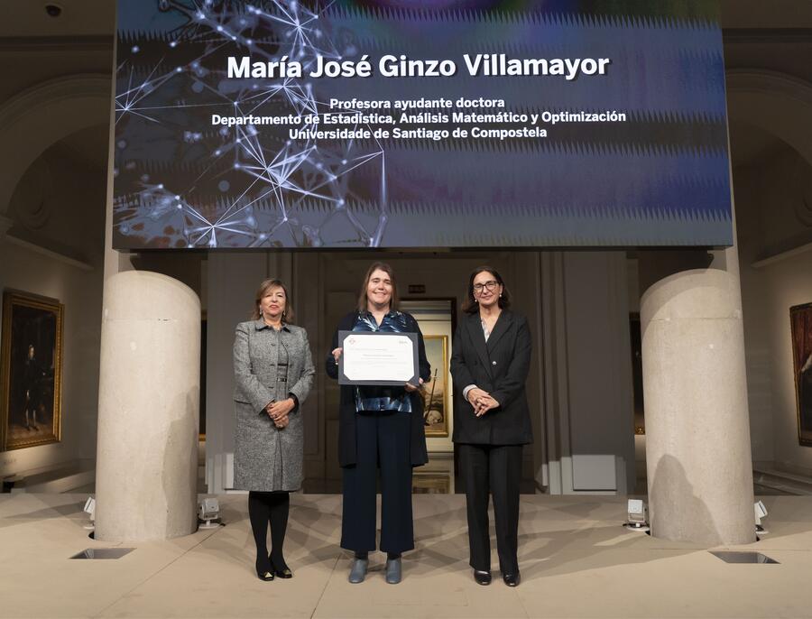 A premiada, coa directora de Relacións Institucionais da Fundación BBVA e a presidenta da HDH. Foto: Fundación BBVA A premiada, coa directora de Relacións Institucionais da Fundación BBVA e a presidenta da HDH. Foto: Fundación BBVA
