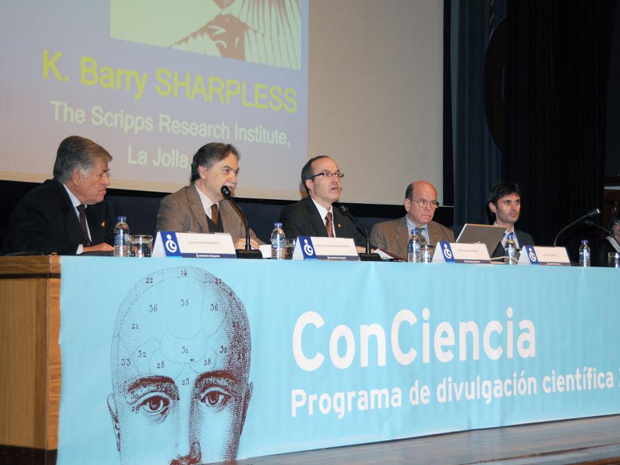 Mesa presidencial durante la conferencia de Karl Barry Sharpless Mesa presidencial durante la conferencia de Karl Barry Sharpless