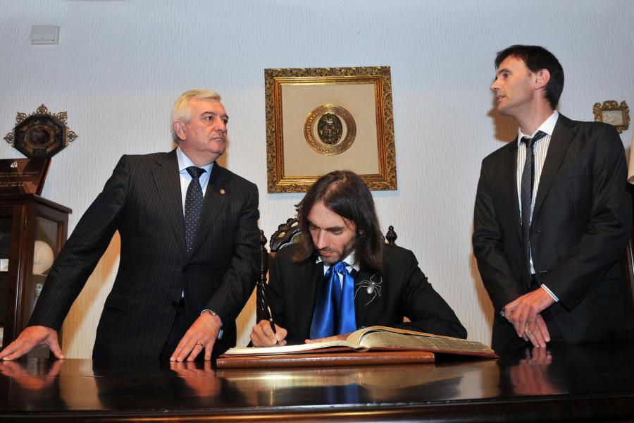 Cédric Villani firmando en el libro de honor de la USC Cédric Villani firmando en el libro de honor de la USC