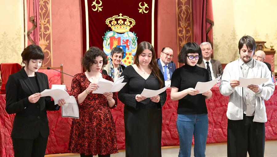 Membros da Aula de Teatro da USC interpretaron textos de Otero Pedrayo e de Manuel Lourenzo. Foto: Santi Alvite Membros da Aula de Teatro da USC interpretaron textos de Otero Pedrayo e de Manuel Lourenzo. Foto: Santi Alvite