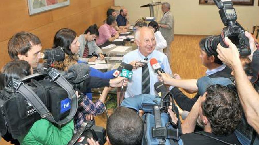 Juan Casares atendeou aos medios logo de depositar a súa papeleta na votación deste luns 24 Juan Casares atendeou aos medios logo de depositar a súa papeleta na votación deste luns 24