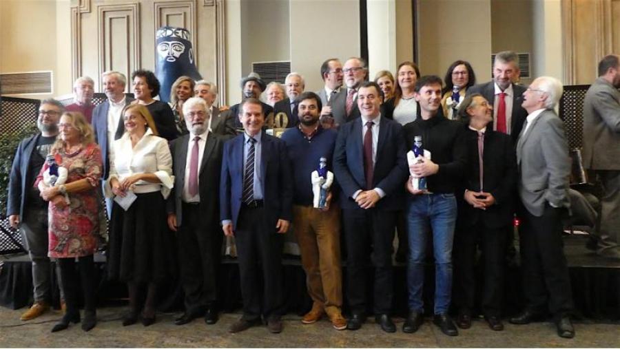 Jorge Mira (terceiro pola dereita) posando co resto das persoas premiadas e autoridades (Foto: Fundación Premios da Crítica Galicia) Jorge Mira (terceiro pola dereita) posando co resto das persoas premiadas e autoridades (Foto: Fundación Premios da Crítica Galicia)