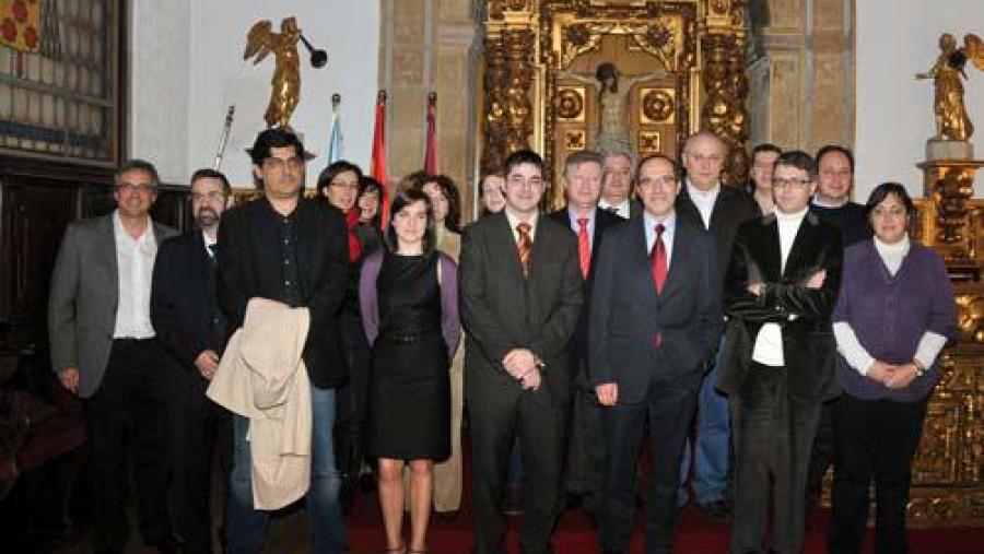 O profesor Pereira posando co equipo decanal e con membros do consello de dirección da USC O profesor Pereira posando co equipo decanal e con membros do consello de dirección da USC