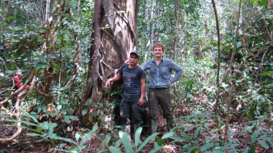 César Pérez Cruzado, á dereita, cun técnico local nun bosque de Indonesia César Pérez Cruzado, á dereita, cun técnico local nun bosque de Indonesia