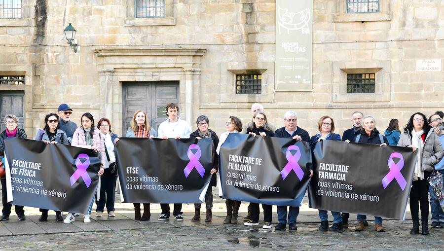 As comisións de Igualdade coas súas respectivas pancartas reivindicativas As comisións de Igualdade coas súas respectivas pancartas