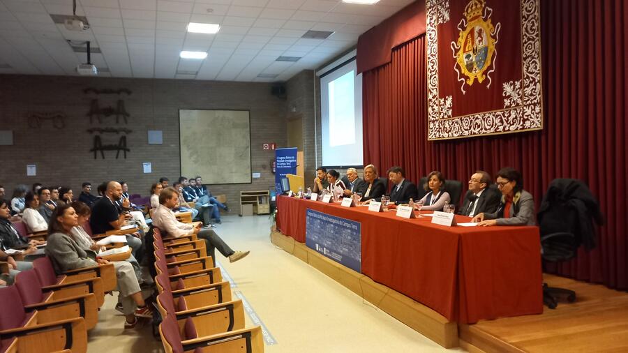 No acto inaugural, ademais de membros do comité organizador, interviñeron o vicerreitor de Organización Académica e Campus de Lugo Francisco Fraga; Elvira López Mosquera, delegada do reitor para o Campus Terra; Rosa Romero Franco, directora da Escola Politécnica Superior de Enxeñaría; Paula Alvarellos, alcaldesa Lugo; Carlos López López, deputado provincial da Área de Medio Ambiente; e José Alberto Díez de Castro, secretario xeral de Universidades da Xunta de Galicia. No acto inaugural, ademais de membros do comité organizador, interviñeron o vicerreitor de Organización Académica e Campus de Lugo Francisco Fraga; Elvira López Mosquera, delegada do reitor para o Campus Terra; Rosa Romero Franco, directora da Escola Politécnica Superior de Enxeñaría; Paula Alvarellos, alcaldesa Lugo; Carlos López López, deputado provincial da Área de Medio Ambiente; e José Alberto Díez de Castro, secretario xeral de Universidades da Xunta de Galicia.