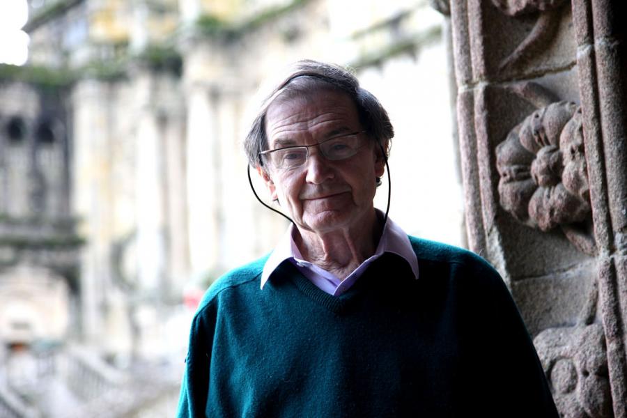 Sir Roger Penrose na porta do Colexio de San Xerome Sir Roger Penrose na porta do Colexio de San Xerome
