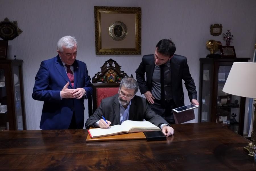 Serge Haroche asinando no libro de honra da USC Serge Haroche asinando no libro de honra da USC