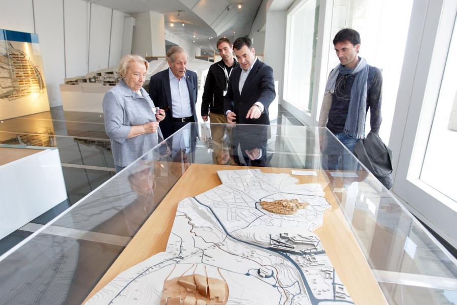 Claude Cohen-Tannoudji visitando la Cidade da Cultura Claude Cohen-Tannoudji visitando la Cidade da Cultura
