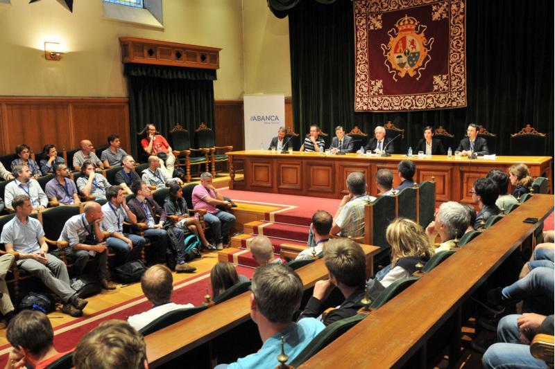 A USC organiza un congreso internacional que revisa os últimos avances rexistrados polo experimento LHCb no acelerador de partículas do CERN A USC organiza un congreso internacional que revisa os últimos avances rexistrados polo experimento LHCb no acelerador de partículas do CERN