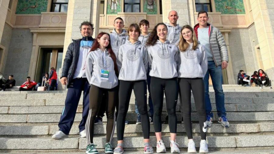 Foto de familia da expedición conformada por Alba Muñiz, María Ferreiro, Yadira Reimúndez, Irene Montemuíño, Brais Martínez e Tomás Fernández, co adestrador Raúl Bouzas, con Juan Carlos Eiriz, presidente da Federación Galega de Taekwondo e Javier Rico, delegado do reitor para o Deporte Foto de familia da expedición conformada por Alba Muñiz, María Ferreiro, Yadira Reimúndez, Irene Montemuíño, Brais Martínez e Tomás Fernández, co adestrador Raúl Bouzas, con Juan Carlos Eiriz, presidente da Federación Galega de Taekwondo e Javier Rico, delegado do reitor para o Deporte
