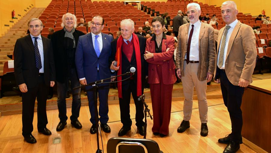 Francisco Cidrás, Amancio Prada, Antonio López, Xesús Alonso Montero, Dolores Vilavedra, Elias Feijó e Valentín García. FOTO: Santi Alvite Francisco Cidrás, Amancio Prada, Antonio López, Xesús Alonso Montero, Dolores Vilavedra, Elias Feijó e Valentín García. FOTO: Santi Alvite