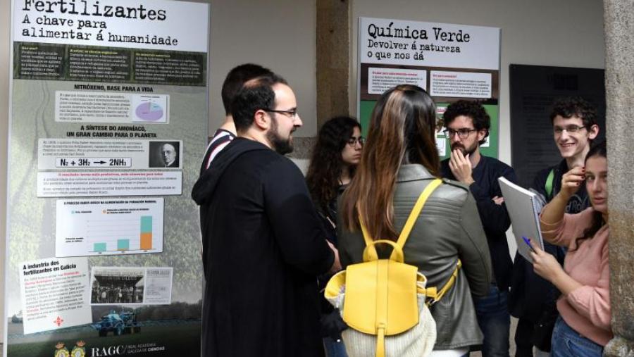 Público visitando a exposición. Foto: Santi Alvite Público visitando a exposición. Foto: Santi Alvite
