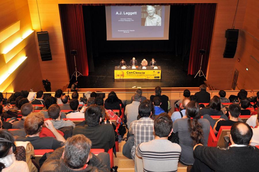 Momento de la conferencia de Sir Anthony James Leggett Momento de la conferencia de Sir Anthony James Leggett