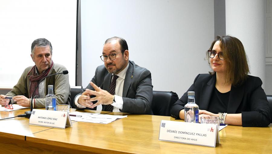 De esquerda a dereita, o profesor Fernández Prieto, o reitor Antonio López, e a directora do Arquivo Désirée Domínguez Pallas. FOTO: Santi Alvite De esquerda a dereita, o profesor Fernández Prieto, o reitor Antonio López, e a directora do Arquivo Désirée Domínguez Pallas. FOTO: Santi Alvite