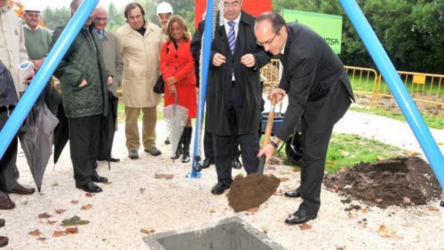Senén Barro e Xosé A. Sánchez Bugallo nun momento da colocación Senén Barro e Xosé A. Sánchez Bugallo nun momento da colocación