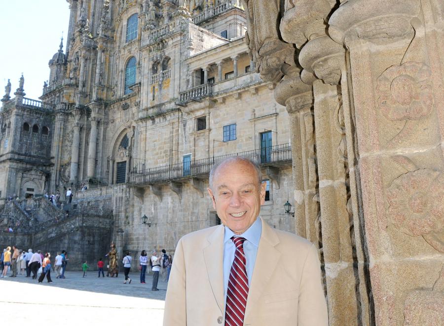 James Watson Cronin en la puerta del Colexio de San Xerome James Watson Cronin en la puerta del Colexio de San Xerome