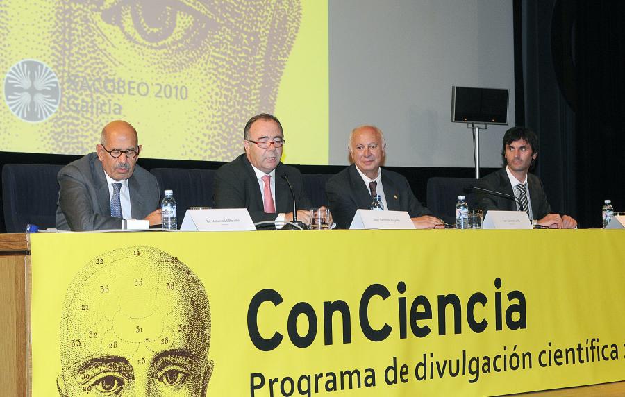 Mesa presidencial de la conferencia de Mohamed ElBaradei Mesa presidencial de la conferencia de Mohamed ElBaradei